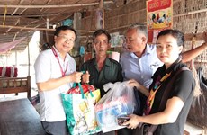 Entregan regalos a pobladores vietnamitas desfavorecidos en zonas remotas