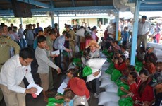 Entregan regalos a vietnamitas en condiciones difíciles en Camboya