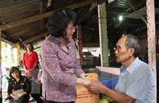 Dirigentes vietnamitas visitan a familias beneficiarias de políticas sociales