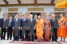 Secretario general del PCV dialoga con patriarcas budistas de Camboya 