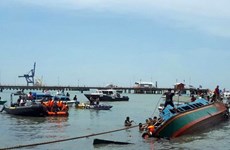 Mueren ocho personas al volcarse un barco en Indonesia 