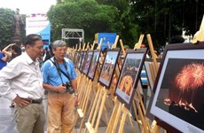 Exhiben en Hanoi fotos sobre países y pueblos de ASEAN