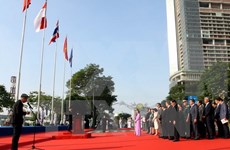 Ondea bandera de ASEAN en Ciudad Ho Chi Minh