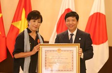Conceden orden de amistad a directora japonesa por apoyo a víctimas vietnamitas de dioxina 