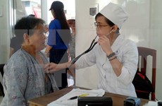 Doctores de origen vietnamita realizan programa médico gratuito en Camboya