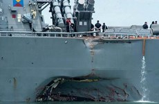 Destructor USS John S.McCain llega a base naval de Singapur tras colisión