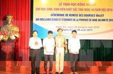 Ayudan a estudiantes vietnamitas con escasez económicas 