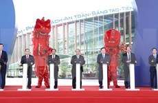 Premier vietnamita resalta establecimiento de primera marca de auto vietnamita 
