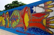 Chile incorpora una pintura al Mural Mosaico Cerámico de Hanoi en su Día Nacional