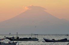 Indonesia eleva nivel de alerta del volcán en Bali
