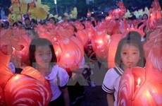 Niños vietnamitas celebran Fiesta de Medio Otoño