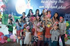 Celebran en Mozambique Fiesta del Medio Otoño para niños vietnamitas