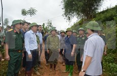 Dirigente del Gobierno dirige búsqueda de víctimas de deslizamiento de tierra en Hoa Binh