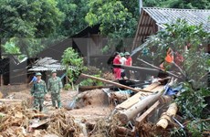 Vicepresidenta del parlamento vietnamita visita zonas afectadas por inundaciones en Hoa Binh