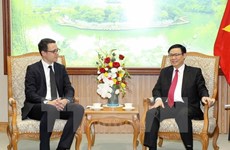 Vicepremier de Vietnam dialoga con dirigente de Zurich Airport