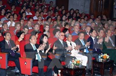 Premier de Vietnam asiste al programa artístico por centenario de la Revolución de Octubre