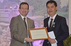 Funcionario vietnamita recibe medalla Caballero de las Artes y las Letras de Francia