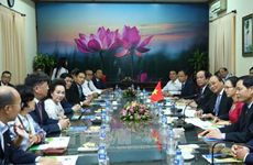 Premier de Vietnam asiste al foro para desarrollo del mercado de frutas y verduras