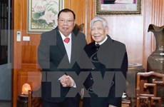 Máximo dirigente de Laos visita exsecretarios del Partido Comunista de Vietnam