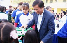 Entregan en Vietnam becas a alumnos de pocos recursos