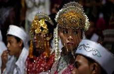 Parejas indonesias celebran Año Nuevo con boda masiva