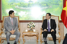 Vicepremier de Vietnam llama a inversión del grupo sudcoreano en finanzas