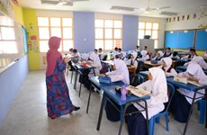 Malasia implementa programa bilingüe en escuelas secundarias