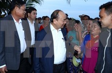 Premier de Vietnam entrega donaciones a pobladores afectados por desastres