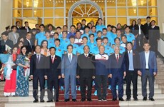 Premier Xuan Phuc exhorta a extender fuerza de voluntad del equipo nacional