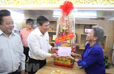 Entregan en Vietnam regalos a personas desfavorecidas en ocasión del Tet 