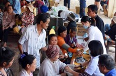 Entregan obsequios a vietnamitas y camboyanos residentes en Kompung Chinang y Kompung Thom