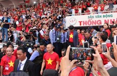 Seguidores del fútbol atestan estadio en Ciudad Ho Chi Minh para recibir al equipo sub-23 nacional