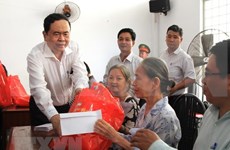 Presidente de Frente de la Patria de Vietnam entregan obsequios a familias pobres en ocasión del Tet
