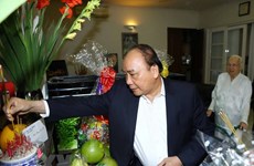 Premier de Vietnam rinde homenaje a extintos dirigentes del Partido Comunista y gobierno