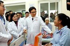 Vicepremier vietnamita visita a médicos y enfermos del Hospital K