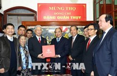 Dirigentes vietnamitas felicitan a destacado veterano