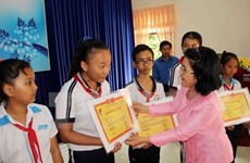Fondo de becas Vu A Dinh brinda alegría a alumnos  necesitados vietnamitas 
