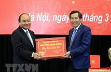 Premier de Vietnam ensalza la labor y el empeño del diario Nhan Dan