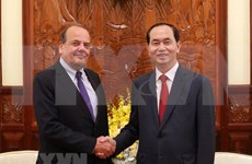 Presidente de Vietnam destaca contribución del embajador chileno al impulso de nexos bilaterales