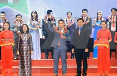 Distinguen a 10 jóvenes vietnamitas más destacados en 2017