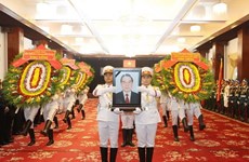 Amigos extranjeros rinden tributo al ex primer ministro vietnamita Phan Van Khai