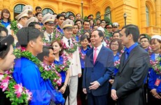 Presidente vietnamita recibe a jóvenes destacados  
