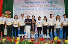 Entregaron becas “Vu A Dinh” para estudiantes de minorías étnicas en Vietnam