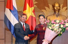 Presidenta parlamentaria de Vietnam honrada con la Orden de Solidaridad de Cuba