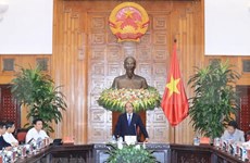 Premier vietnamita y sus asesores debaten medidas destinadas a impulsar el desarrollo económico 