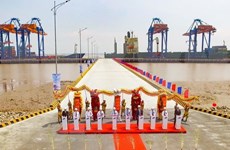 En funcionamiento puerto de aguas profundas Nam Dinh Vu en Vietnam