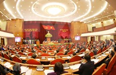 Público vietnamita aprecia temas del séptimo pleno del Comité Central de Partido Comunista 