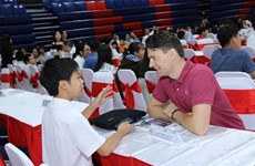 Empresarios y estudiantes vietnamitas intercambian sobre los libros favoritos