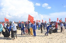 Miles de vietnamitas por limpiar el ambiente marítimo en Quang Tri