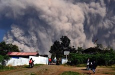 Emiten máxima alerta de aviación en Indonesia tras erupción de volcán Merapi